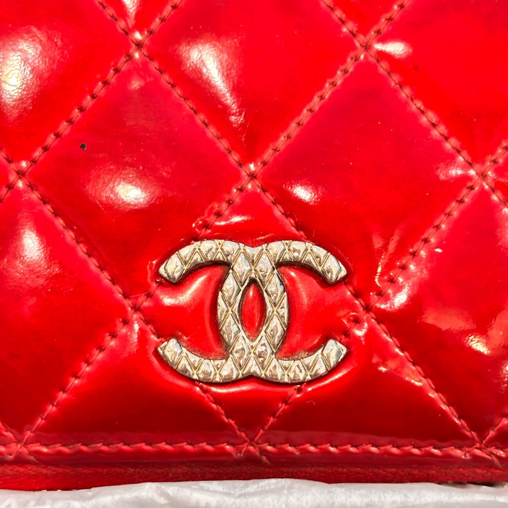 CHANEL Classic Red Quilted Patent Leather ‘Brilliant’ Zippy Long Wallet W/ Box - Picture 2 of 16